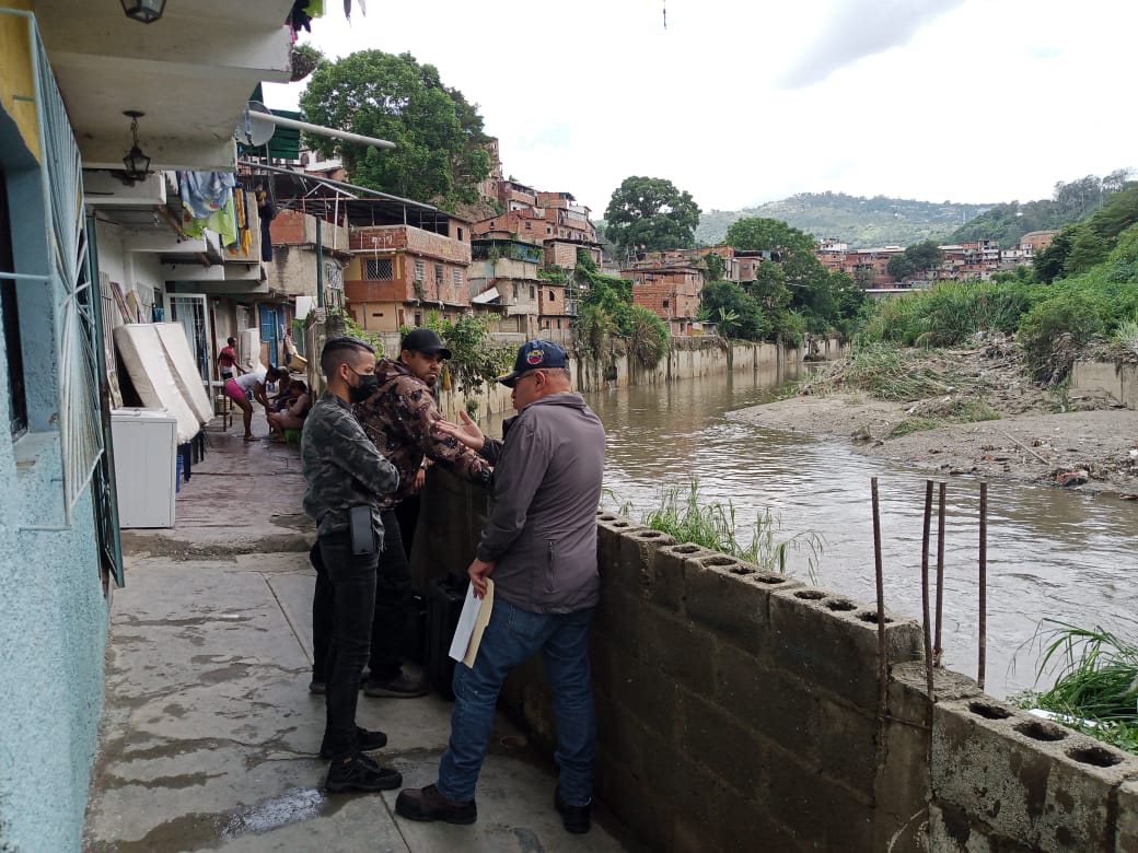 Funcionarios de Viceministerio para la Gestión de Riesgo y Protección Civil durante evaluación al río Guaire para desplegar un plan de mantenimiento y mitigación ante desbordamientos en el sector la Línea del municipio Sucre, estado Miranda. Foto: Protección Civil (@PCivil_Ve).