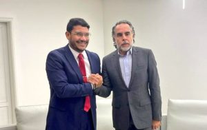 El embajador de Colombia para Venezuela, Armando Benedetti, en compañía del viceministro de América de la administración de Nicolás Maduro, Rander Peña. Foto: Twitter Cancillería de Colombia.
