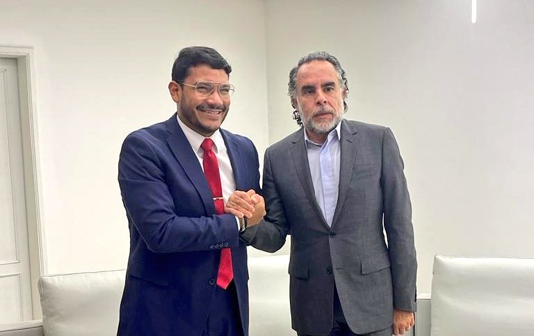 El embajador de Colombia para Venezuela, Armando Benedetti, en compañía del viceministro de América de la administración de Nicolás Maduro, Rander Peña. Foto: Twitter Cancillería de Colombia.