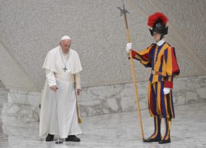 Ciudad del Vaticano (Estado de la Ciudad del Vaticano (Santa Sede)), 17/08/2022.- El Papa Francisco llega para encabezar la audiencia papal general semanal en el Aula Paolo VI del Vaticano, este miércoles.- EFE/MAURIZIO BRAMBATTI BT