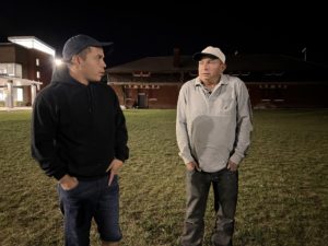 FOTO REFERENCIAL - WASHINGTON (DC, EEUU), 27/09/2022.- Los inmigrantes venezolanos Daniel y Jesús conversan con Efe el pasado 23 de septiembre en las afueras de un refugio público ubicado en Anacostia, la zona más peligrosa de la capital estadounidense, Washington (EEUU). EFE/Octavio Guzmán.