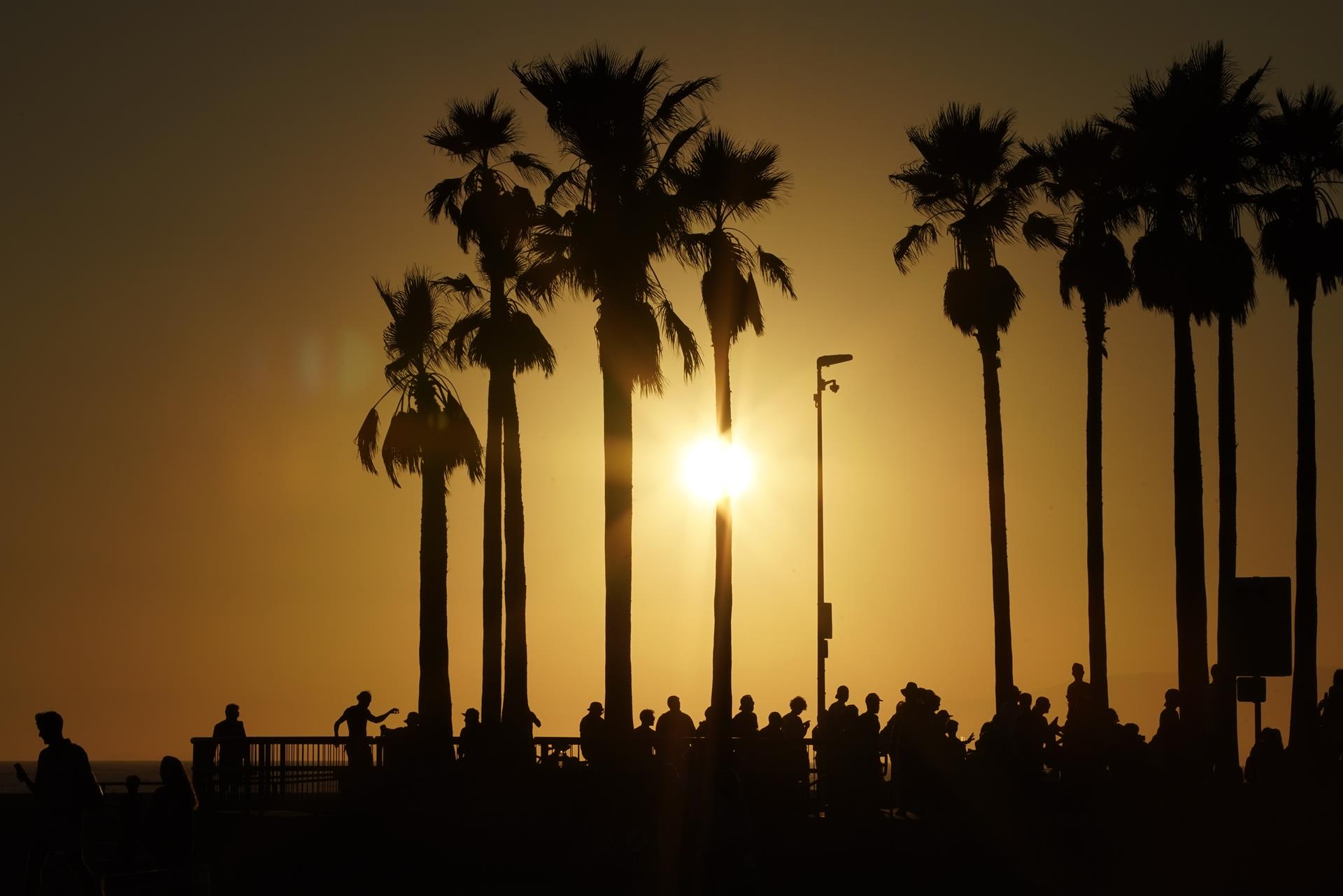 -FOTODELDÍA- LOS ANGELES, 31/08/2022.- Gente concentrada en un skatepark en la playa de Venice, Los Ángeles, este miércoles. El Servicio Meteorológico Nacional ha emitido un aviso por exceso de calor en el sureste de California, con temperaturas que se esperan que alcancen los tres dígitos esta semana, y que duren al menos hasta el lunes por la noche. En varias áreas se prevén temperaturas que igualen o superen los récords anteriores. EFE/ Caroline Brehman