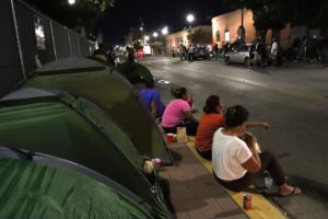 FOTO REFERENCIAL - MEX4276. CIUDAD JUÁREZ (MÉXICO), 17/09/2022.- Fotografía de migrantes latinos cerca de la frontera con Estados Unidos, el 15 de septiembre de 2022, en Ciudad Juárez, estado de Chihuahua (México). EFE/ Luis Torres