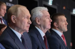 Moscú (Federación Rusa), 10/09/2022.- El presidente ruso Vladimir Putin (delante L) y el alcalde de Moscú Sergei Sobyanin (C) asisten a los combates finales de la Copa de las Estrellas de la Liga de Sambo de Combate durante la visita a los recién inaugurados centros internacionales de Sambo y Boxeo en el Complejo Deportivo Luzhniki, en Moscú, Rusia 10 de septiembre de 2022. (Abierto, Rusia, Moscú) EFE/EPA/GAVRIIL GRIGOROV / SPUTNIK / KREMLIN / POOL MANDATORY CREDIT
