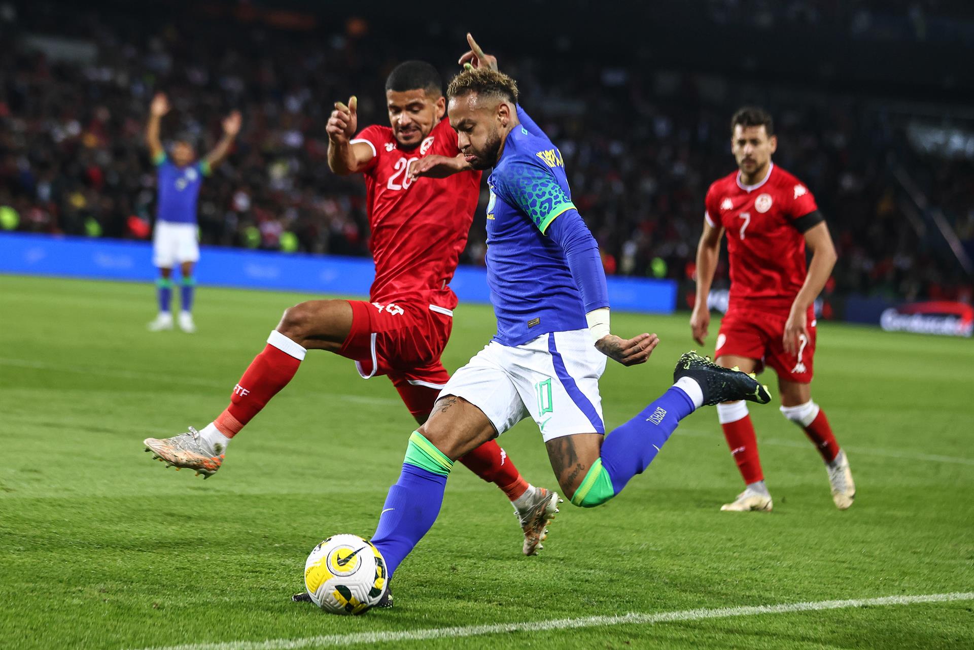 París (Francia), 27/09/2022.- Neymar (C) de Brasil en acción contra Mohamed Draeger (L) de Túnez durante el partido de fútbol amistoso internacional entre Brasil y Túnez en París, Francia, el 27 de septiembre de 2022. (Fútbol, Amistoso, Brasil, Francia, Túnez, Túnez) EFE/EPA/MOHAMMED BADRA