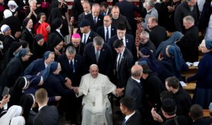 Nursultán (Kazajistan), 15/09/2022.- El papa Francisco (c) rodeado de religiosos durante un encuentro con fieles y representantes del clero en la catedral de Nuestra Señora del Perpetuo Socorro en Nursultán (Kazajistán) este jueves. EFE/ Igor Kovalenko
