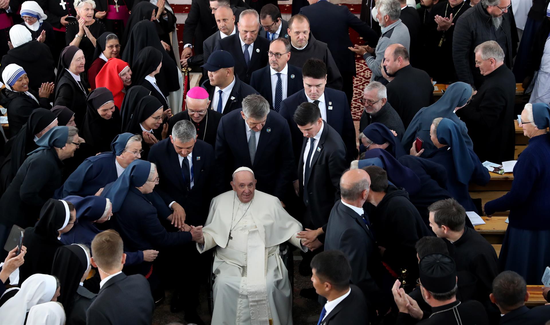 Nursultán (Kazajistan), 15/09/2022.- El papa Francisco (c) rodeado de religiosos durante un encuentro con fieles y representantes del clero en la catedral de Nuestra Señora del Perpetuo Socorro en Nursultán (Kazajistán) este jueves. EFE/ Igor Kovalenko