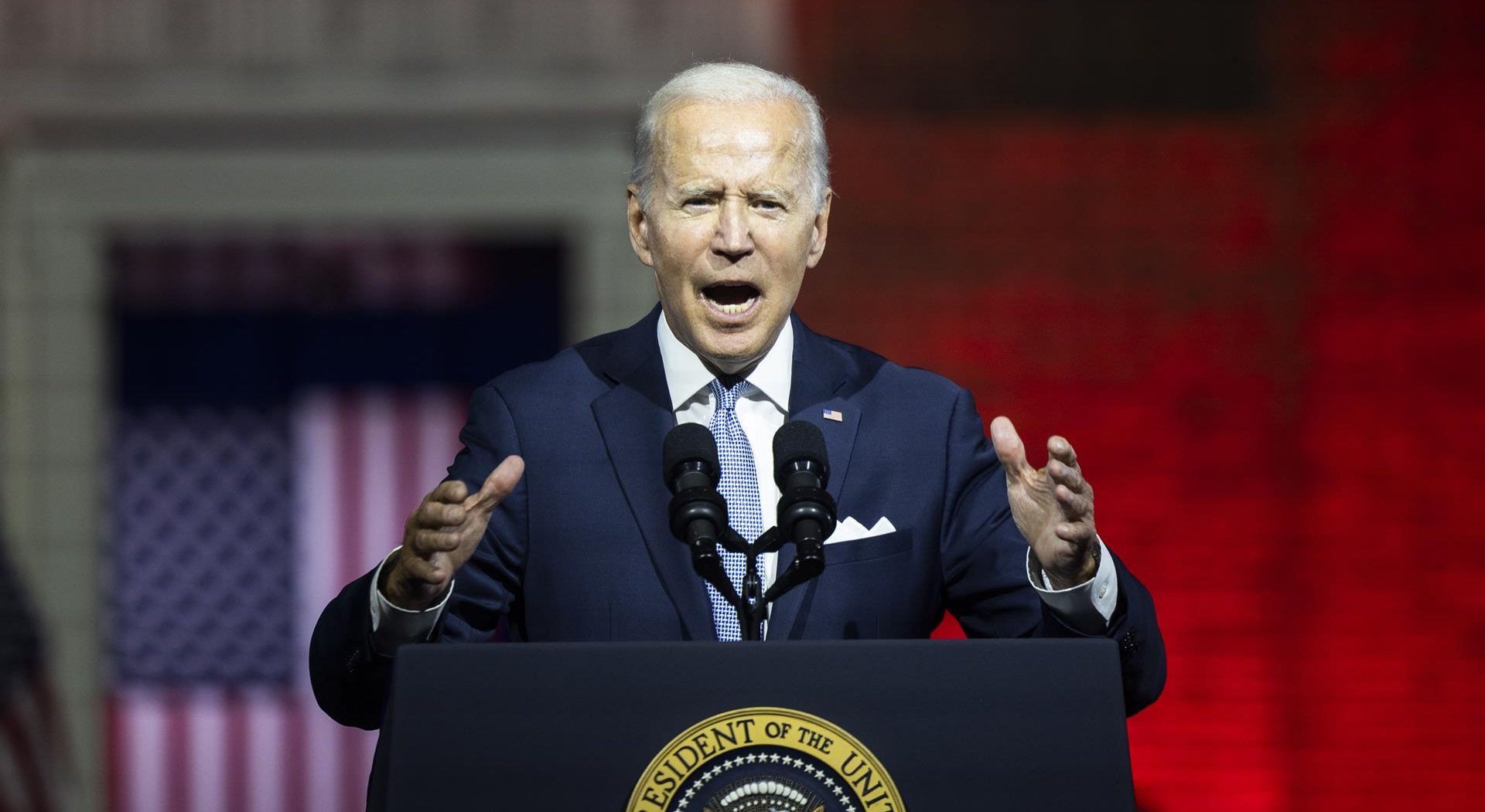 Philadelphia (United States), 02/09/2022.- US President Joe Biden gives a primetime speech on 'the continued battle for the soul of the nation' from Independence National Historical Park in Philadelphia, Pennsylvania, USA, 01 September 2022. This is Biden's second appearance in the battleground state in two days. Former President Trump is scheduled to speak in the state later in the week. (Estados Unidos, Filadelfia) EFE/EPA/JIM LO SCALZO