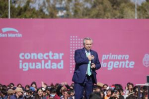 El presidente de Argentina, Alberto Fernández, durante la entrega de netbooks a estudiantes de San Martín, en el marco del programa Conectar Igualdad. Foto: Twitter Alberto Fernández (@alferdez).