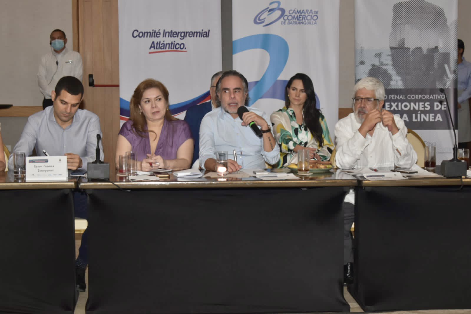 El embajador de Colombia para Venezuela, Armando Benedetti, en diálogo con empresarios colombianos. Foto: Twitter Armando Benedetti (AABenedetti).