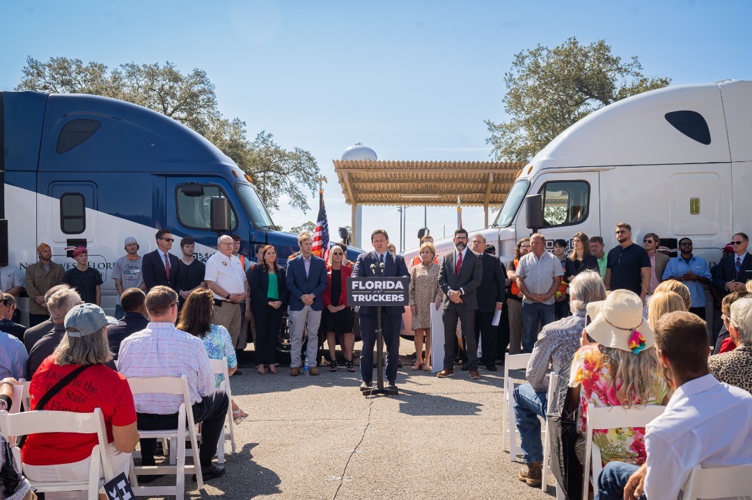 Gobernador de Florida, Ron DeSantis, durante la presentación de presenté la iniciativa de capacitación CDL. Foto: Twitter Ron DeSantis (@GovRonDeSantis).