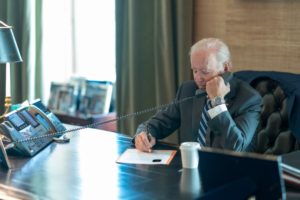 El presidente de EE. UU, Joe Biden, conversa con el gobernador de Florida, Ron DeSantis, para analizar los pasos que toman para apoyar a Florida en respuesta al huracán Ian. Foto: Twitter POTUS.