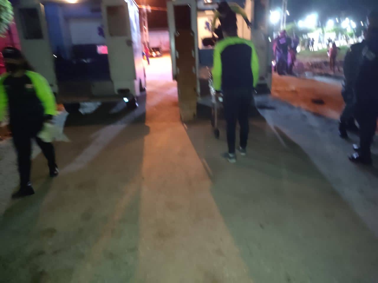 Ambulancias que trasladan a los pescadores rescatados.