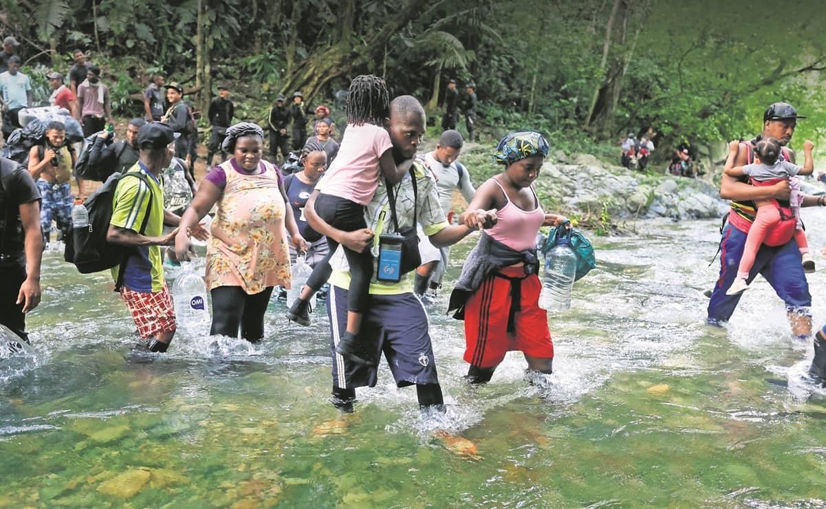 Venezolanos cruzan la selva del Darién. Foto: EFE / Archivo VPItv