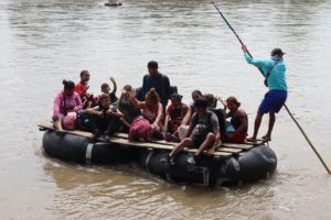 MEX7438. TAPACHULA (MÉXICO), 21/10/2022.- Una familia de migrantes de origen venezolano cruza un río hoy, cerca a un puesto fronterizo en la ciudad de Tapachula, estado de Chiapas (México). EFE/Juan Manuel Blanco