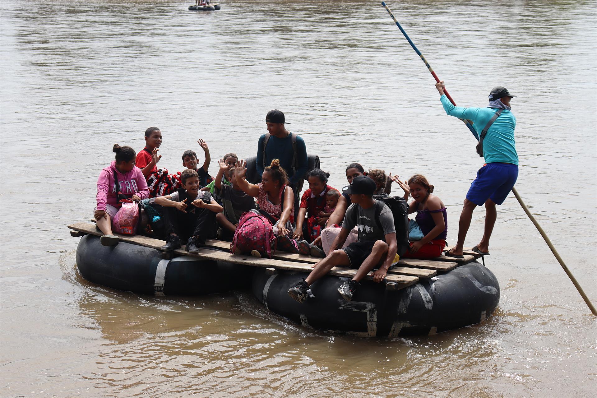 MEX7438. TAPACHULA (MÉXICO), 21/10/2022.- Una familia de migrantes de origen venezolano cruza un río hoy, cerca a un puesto fronterizo en la ciudad de Tapachula, estado de Chiapas (México). EFE/Juan Manuel Blanco
