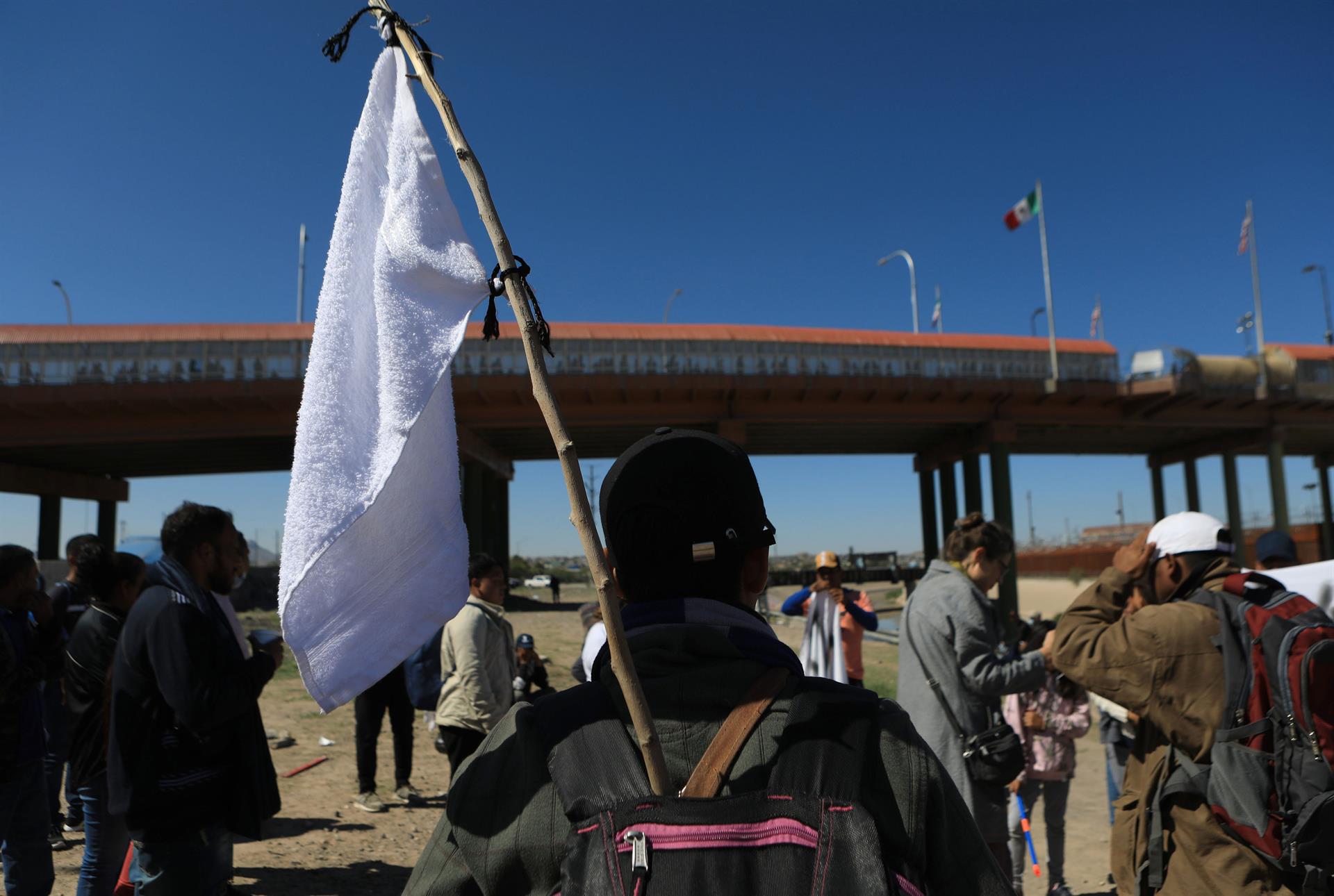 MEX7023. CIUDAD JUÁREZ (MÉXICO), 19/10/2022.- Migrantes de origen venezolano piden hoy ayuda humanitaria cerca de la frontera estadounidense en Ciudad Juárez, estado de Chihuahua (México). EFE/ Luis Torres