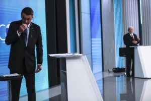 BRA01. RIO DE JANEIRO (BRASIL), 28/10/22.- El candidato presidencial por el Partido de los Trabajadores (PT), Luiz Inácio Lula da Silva (d) y el presidente y candidato a reelección, Jair Bolsonaro (i), participan en un debate hoy, en los estudios de TV Globo en Río de Janeiro (Brasil). EFE/Antonio Lacerda.