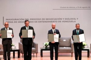 FOTO REFERENCIAL - Delegaciones venezolanas firman memorándum de entendimiento de la mesa de diálogo en México. Foto: Twitter Plataforma Unitaria (@unidadvenezuela).