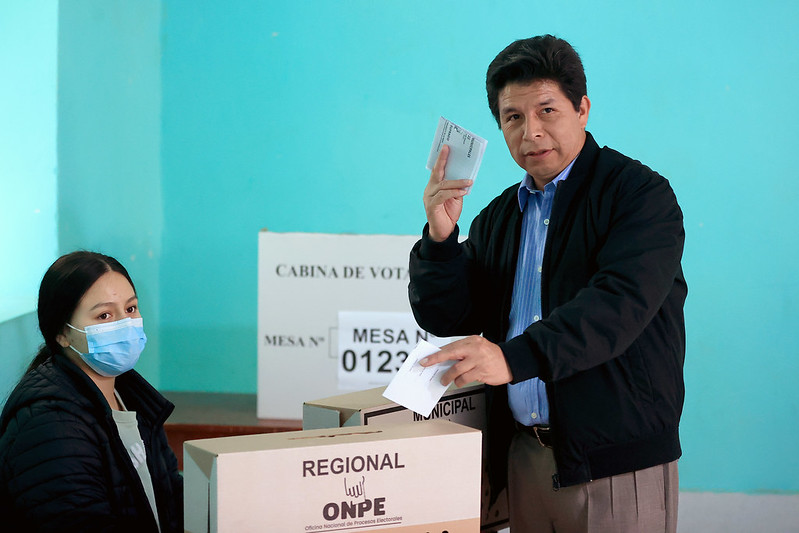 El presidente peruano, Pedro Castillo, ejerce el sufragio en el distrito de Tacabamba, Cajamarca. Foto: Twitter Pedro Castillo Terrones (@PedroCastilloTe).