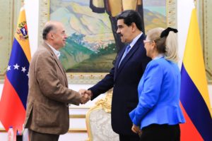 FOTO REFERENCIAL - El canciller de Colombia, Álvaro Leyva, junto a Nicolás Maduro y Cilia Flores. Foto: Twitter Nicolás Maduro.