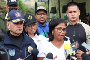 Vicepresidenta de la administración de Nicolás Maduro, Delcy Rodríguez, junto a los ministros de Relaciones Interiores, Justicia y Paz, Remogio Ceballos (Izq.) y de Juventud y Deporte, Mervin Maldonado (der.). Foto: Twitter Vicepresidencia de Venezuela (@ViceVenezuela).