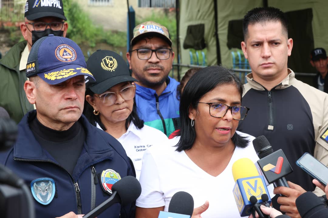 Vicepresidenta de la administración de Nicolás Maduro, Delcy Rodríguez, junto a los ministros de Relaciones Interiores, Justicia y Paz, Remogio Ceballos (Izq.) y de Juventud y Deporte, Mervin Maldonado (der.). Foto: Twitter Vicepresidencia de Venezuela (@ViceVenezuela).