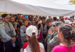 El embajador de EE. UU. en Colombia, Francisco Palmieri, durante su visita a la localidad de Necoclí. Foto: Twitter Embajada de los Estados Unidos en Bogotá, Colombia (@USEmbassyBogota).