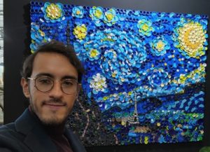 Óscar Olivares con su obra ¡La Noche Estrellada de Plástico Reciclado! en Francia. Foto olivarescfc