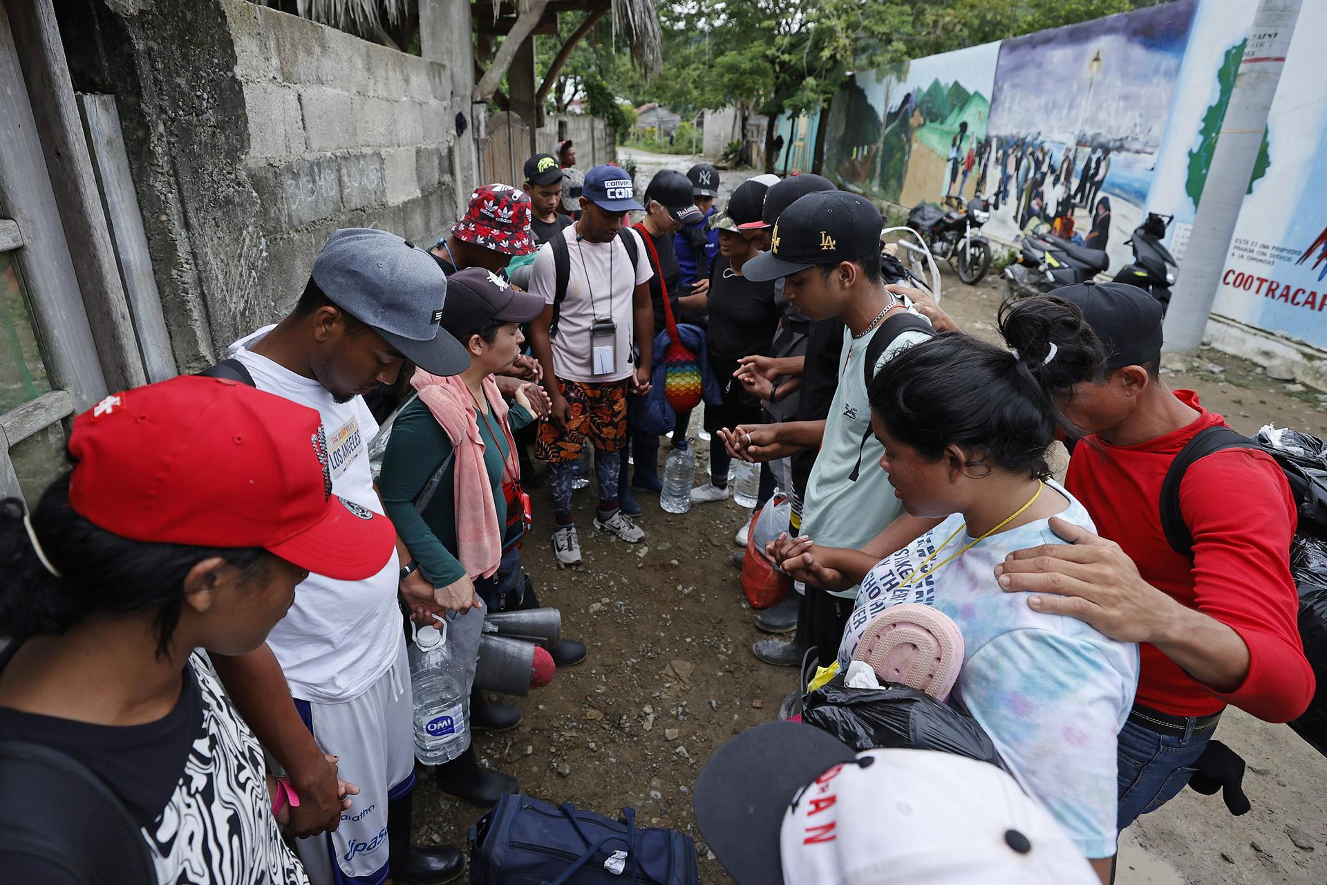 FOTO REFERENCIAL - NECOCLÍ (COLOMBIA), 14/10/2022.- Fotografía del 12 de octubre de 2022 que muestra a migrantes venezolanos que rezan antes de iniciar un recorrido con la intención de llegar a Panamá para emprender una travesía con destino final en Estados Unidos, el 8 de octubre de 2022, a través del Tapón del Darién (Colombia). EFE/ Mauricio Dueñas Castañeda.