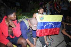 MEX6655. TAPACHULA (MÉXICO), 14/10/2022.- Migrantes indocumentados de origen venezolano caminan en la madrugada de hoy en una caravana en el municipio de Tapachula, en Chiapas, (México). EFE/Juan Manuel Blanco