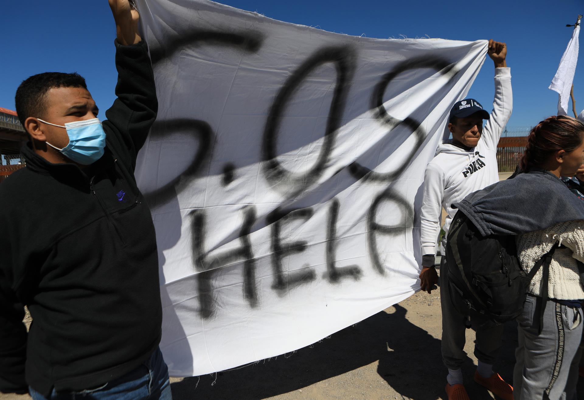 FOTO REFERENCIAL - CIUDAD JUÁREZ (MÉXICO), 19/10/2022.- Migrantes de origen venezolano piden hoy ayuda humanitaria cerca de la frontera estadounidense en Ciudad Juárez, estado de Chihuahua (México). EFE/ Luis Torres
