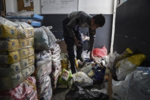 Recolección de comida en Venezuela. Informe de la OCHA reseña que 8.199 niños padecen desnutrición aguda. Foto: AFP