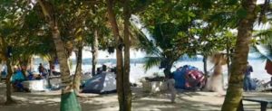 Carpas de migrantes en los espacios públicos de Necoclí, Colombia. Foto: Captura de pantalla.