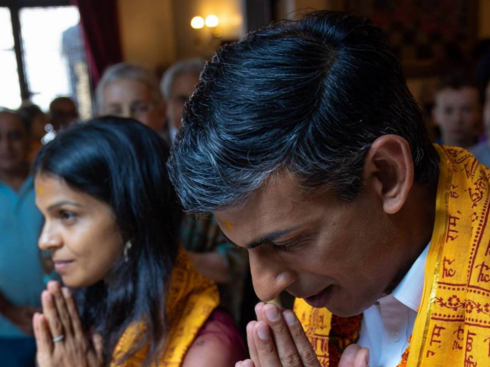 El actual primer ministro de Reino Unido, Rishi Sunak, visitando junto a su esposa, Akshata Murty, el templo Bhaktivedanta Manor para celebrar Janmashtami. Foto: Twitter Rishi Sunak (@RishiSunak).