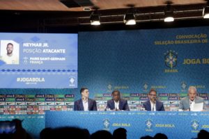 AME1456. RÍO DE JANEIRO (BRASIL), 07/11/2022.- Adenor Leonardo Bacchi "Tite" (d), entrenador de la selección de fútbol de Brasil, anuncia hoy, en rueda de prensa la lista final de 26 futbolistas brasileños convocados para el Mundial de Catar 2022, en Río de Janeiro (Brasil). EFE/ Antonio Lacerda.