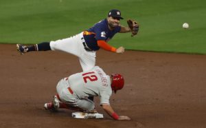 Houston (Estados Unidos), 05/11/2022.- El segunda base de los Astros de Houston, José Altuve (T), hace un relevo hacia la primera base después de forzar el out del corredor de base de los Filis de Filadelfia, Kyle Schwarber (B), para completar una doble jugada en una bola bateada por el bateador Rhys Hoskins, en la parte alta de la primera entrada del sexto juego de la Serie Mundial en el Minute Maid Park en Houston, Texas, Estados Unidos, 05 de noviembre de 2022. (Estados Unidos, Filadelfia) EFE/EPA/AARON M. SPRECHER