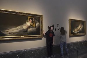 MADRID, 05/11/2022.- Captura de video del momento en el que dos activistas de la organización Futuro Vegetal se han pegado a los marcos de los cuadros de "La maja vestida" y "La maja desnuda" del Museo del Prado y han escrito en la pared '+1.5°' en referencia al anuncio de la ONU de la imposibilidad de cumplimiento del Acuerdo de París. EFE/Futuro Vegetal.