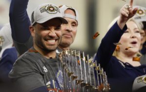 Houston (Estados Unidos), 05/11/2022.- José Altuve, de los Astros de Houston, celebra con el Trofeo del Comisionado después de que los Astros derrotaran a los Filis de Filadelfia en el sexto partido para ganar la Serie Mundial en el Minute Maid Park en Houston, Texas, Estados Unidos, el 05 de noviembre de 2022. (Estados Unidos, Filadelfia) EFE/EPA/JOHN G. MABANGLO