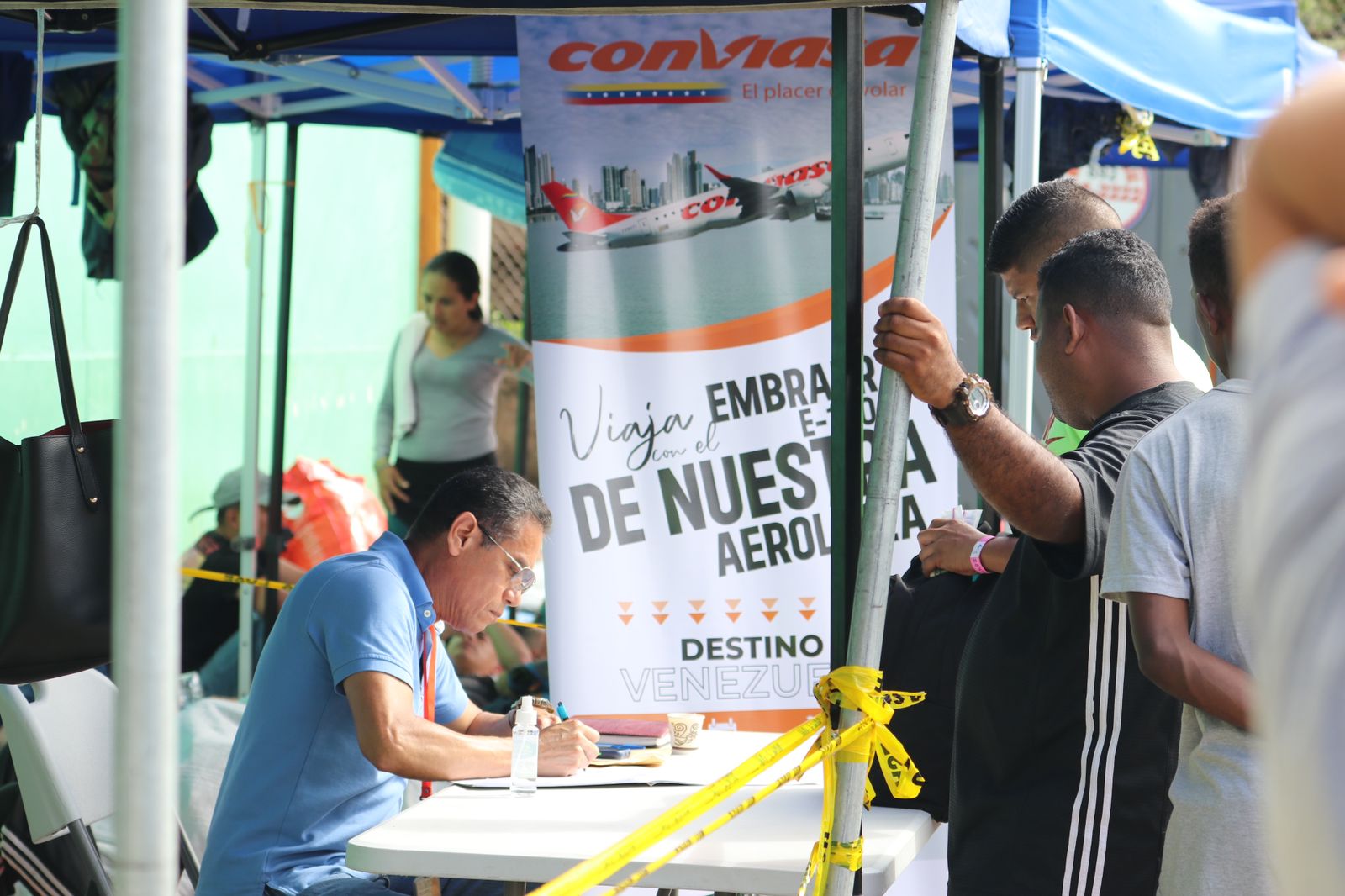 Aerolínea Conviasa estaría vendiendo boletos de repatriación a venezolanos en el refugio temporal de Viejo Veranillo, Panamá. Foto: Twitter Servicio Nacional de Migración panameño.