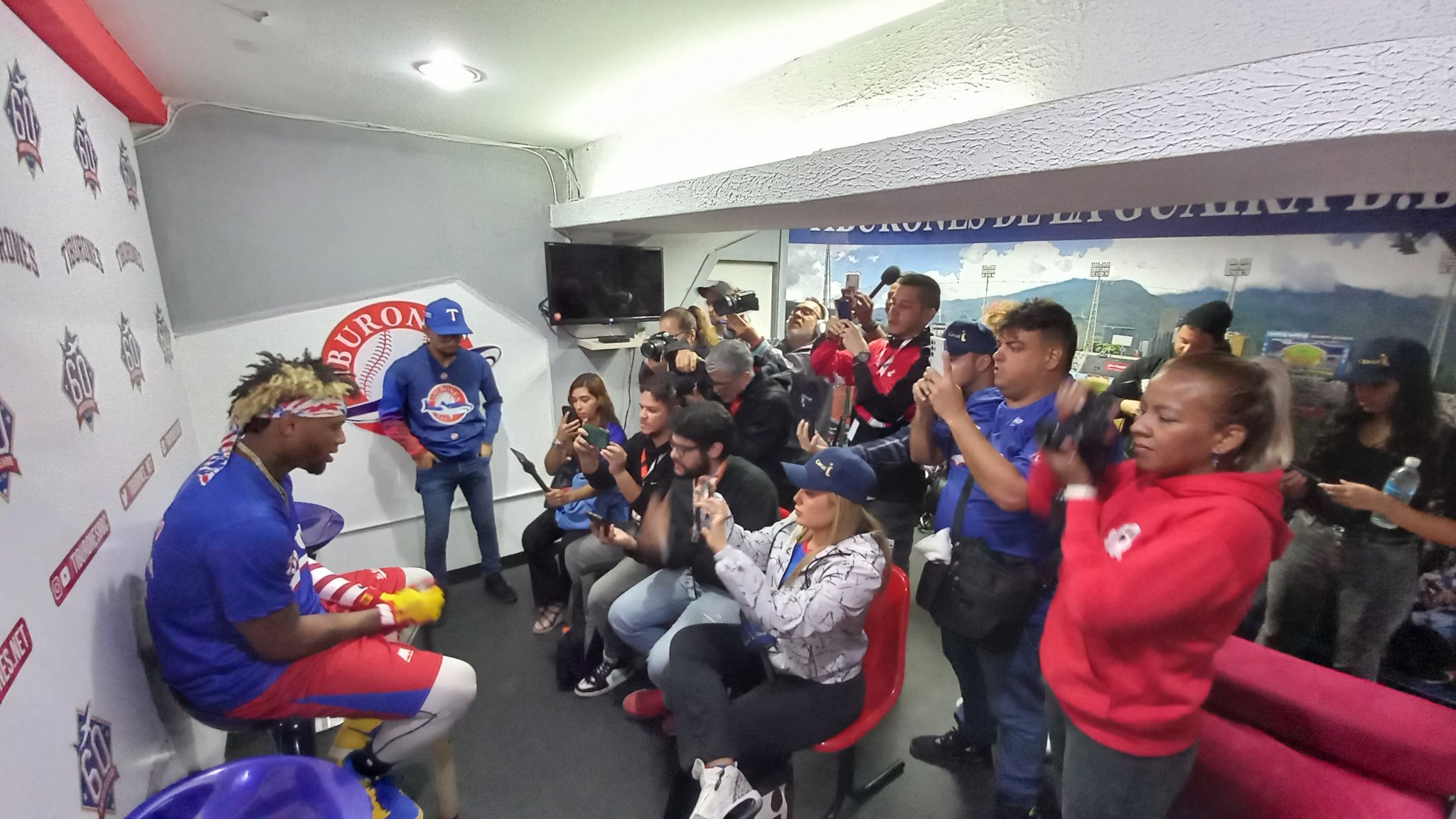 Ronald Acuña Jr. atiende a los medios de comunicación en el Departamento de Prensa de los Tiburones de La Guaira. Foto: Prensa Tiburones de La Guaira.