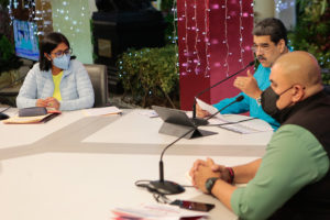 Nicolás Maduro reunido con algunos miembros de su equipo de trabajo, entre ellos su vicepresidenta Ejecutiva, Delcy Rodríguez. Foto: Twitter Prensa Presidencial.