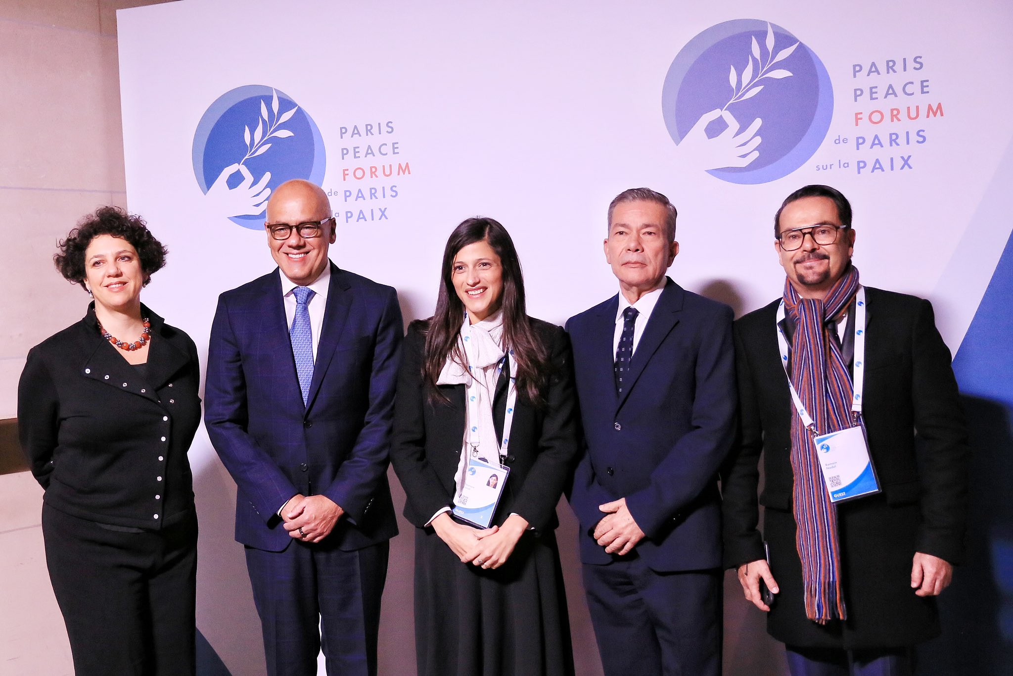 Jorge Rodríguez (i) y Gerardo Blyde (d) se encontraron en el Foro por la Paz 2022 que se realiza en París, Francia.