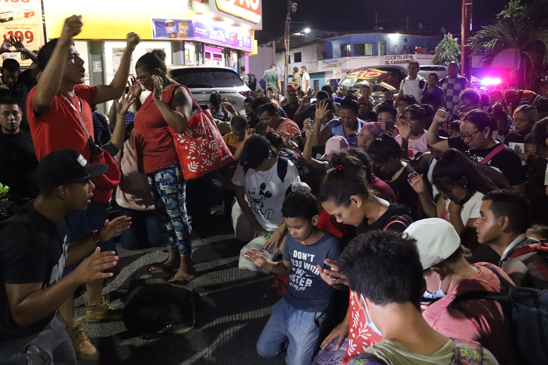 MEX8986. TAPACHULA (MÉXICO), 02/11/2022.- Una caravana de migrantes venezolanos partió este miércoles de la frontera sur de México rumbo a Estados Unidos como protesta al cumplirse 20 días del anuncio de las nuevas medidas estadounidenses para controlar la migración de Venezuela. EFE/Juan Manuel Blanco