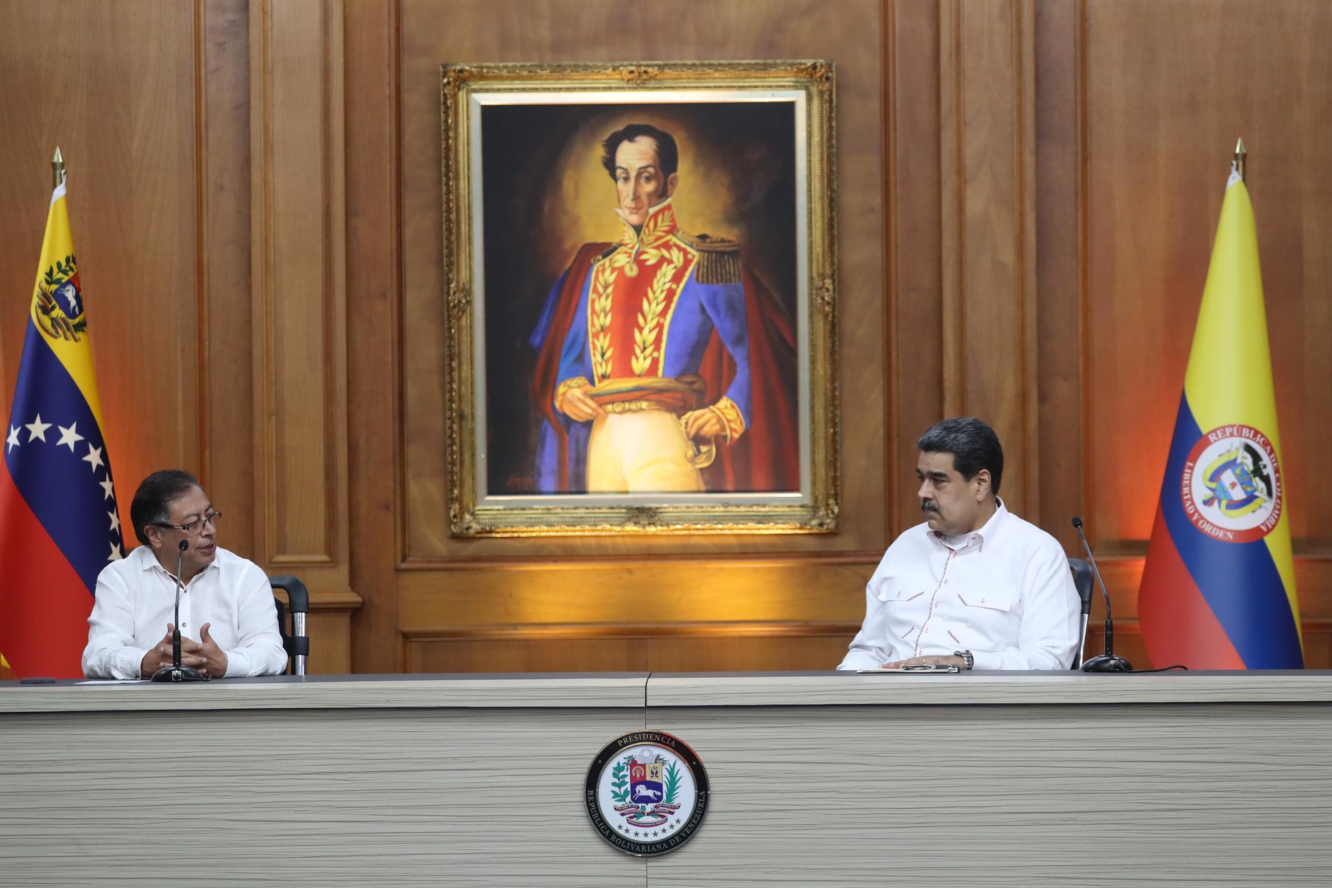 LPY01. CARACAS (VENEZUELA), 01/11/2022.- El presidente de Venezuela, Nicolás Maduro (d), y su homólogo de Colombia, Gustavo Petro (i), ofrecen una rueda de prensa hoy en el Palacio de Miraflores, en Caracas (Venezuela). La reunión de ambos mandatarios se realiza con el fin de hablar sobre la relación bilateral, la reapertura de la frontera y el reingreso del país caribeño al Sistema Interamericano de Derechos Humanos. EFE/ Miguel Gutiérrez