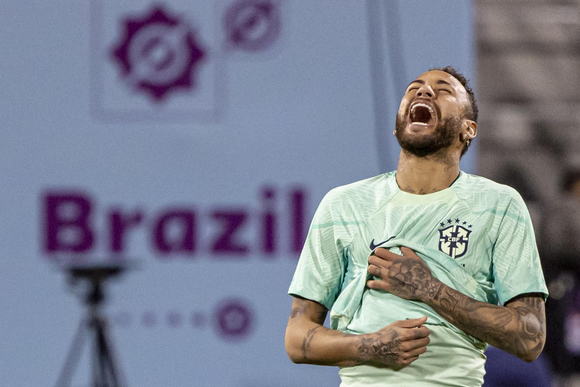Doha (Qatar), 04/12/2022.- El jugador brasileño Neymar asiste a una sesión de entrenamiento de la selección nacional de fútbol de Brasil en Doha, Qatar, el 04 de diciembre de 2022. (Mundial de Fútbol, Brasil, Corea del Sur, Catar) EFE/EPA/MARTIN DIVISEK.