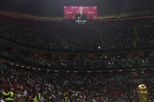 GR6132. JOR (CATAR), 10/12/2022.- Fotografía de una pantalla en donde muestra la imagen del periodista estadounidense Grant Wahl fallecido hoy, en un partido de los cuartos de final del Mundial de Fútbol Qatar 2022 entre Inglaterra y Francia en el estadio Al Bait en Jor (Catar). EFE/ Juanjo Martín