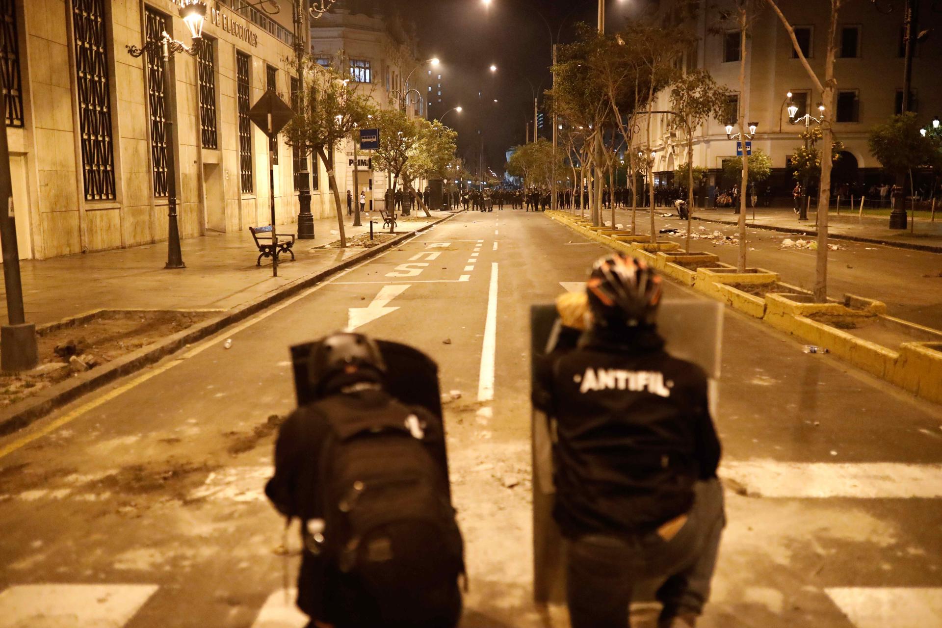 LIM01. LIMA (PERÚ), 12/12/2022.- Manifestantes se enfrentan hoy con la Policía en el centro de Lima (Perú). EFE/ Aldair Mejía.