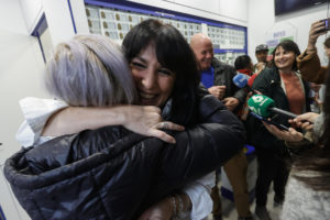 FOTO REFERENCIAL - A CORUÑA, 22/12/2022.- Varias agraciadas con El Gordo, el número 05490, celebran en la administración 'La Diosa Fortuna', este jueves en A Coruña. EFE/ Kiko Delgado.