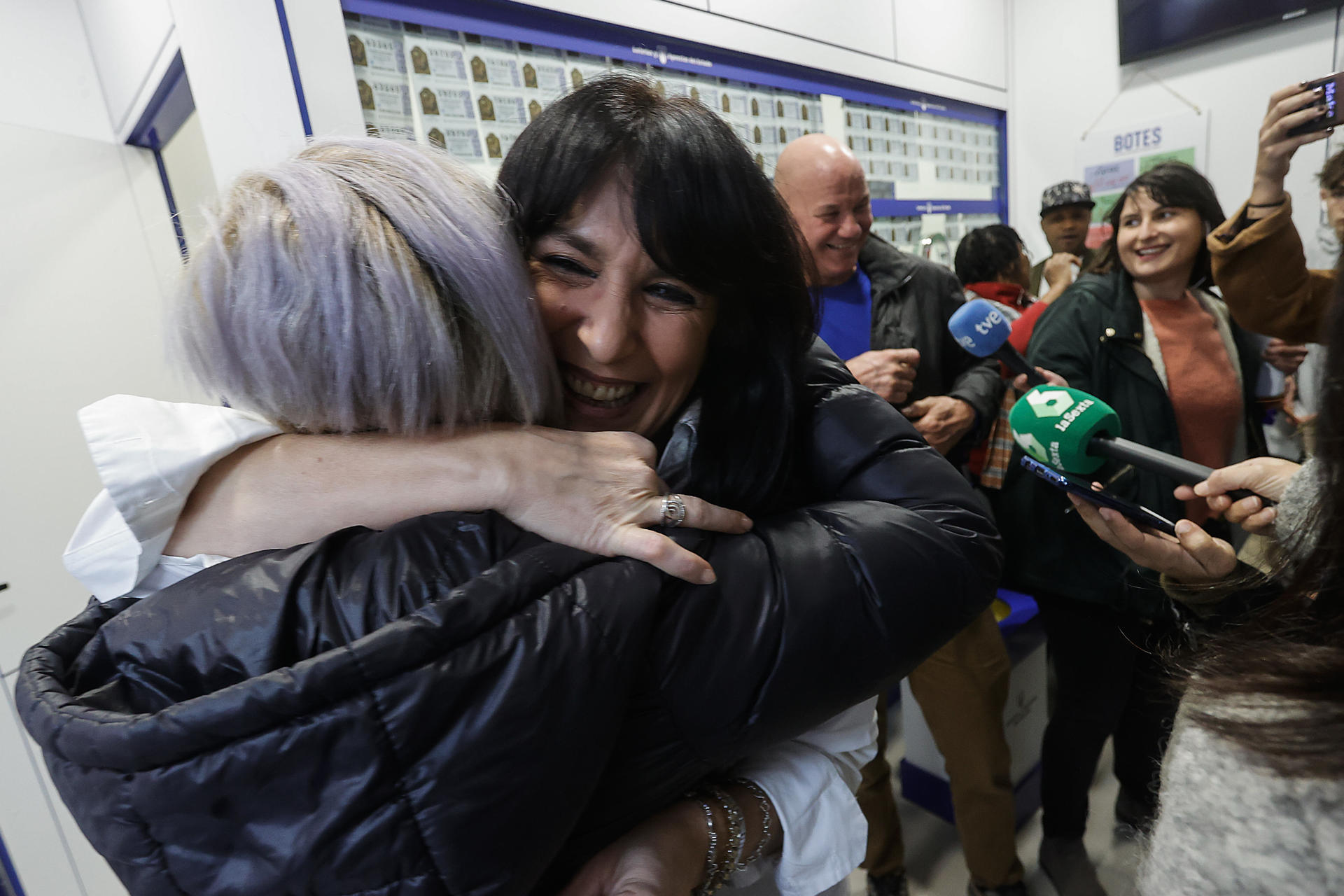 FOTO REFERENCIAL - A CORUÑA, 22/12/2022.- Varias agraciadas con El Gordo, el número 05490, celebran en la administración 'La Diosa Fortuna', este jueves en A Coruña. EFE/ Kiko Delgado.